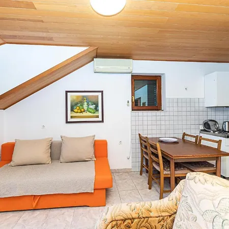 1 Bedroom Lovely In Mastrinka Apartment Trogir