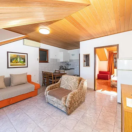 1 Bedroom Lovely In Mastrinka Apartment Trogir
