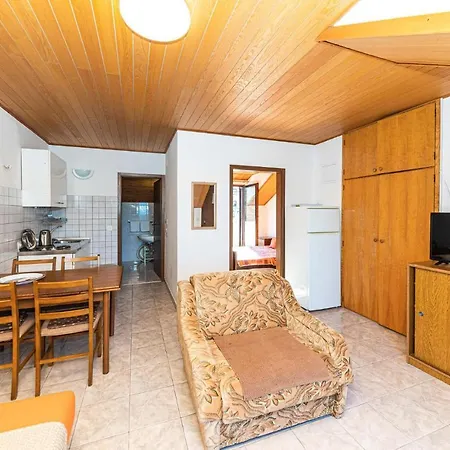 1 Bedroom Lovely In Mastrinka Apartment