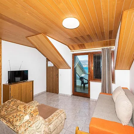 1 Bedroom Lovely In Mastrinka Apartment