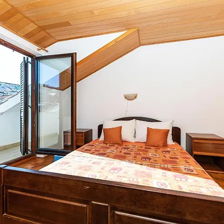 1 Bedroom Lovely In Mastrinka Apartment *